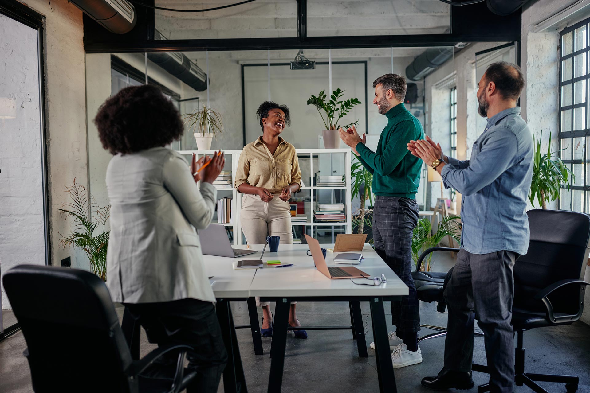 Équipe collaborant et échangeant ensemble